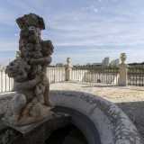 Da questo ambiente si accede a un grazioso terrazzino con un�elegante fontana in pietra, abbellita da due scherzosi putti